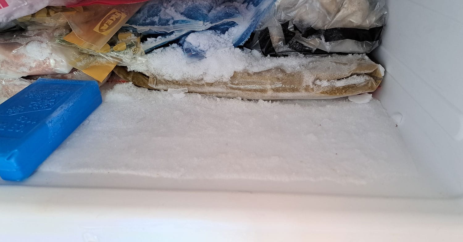 Zamrzovalnik je obdan z debelo plastjo ledu? Odtalite ga, preden bo prepozno