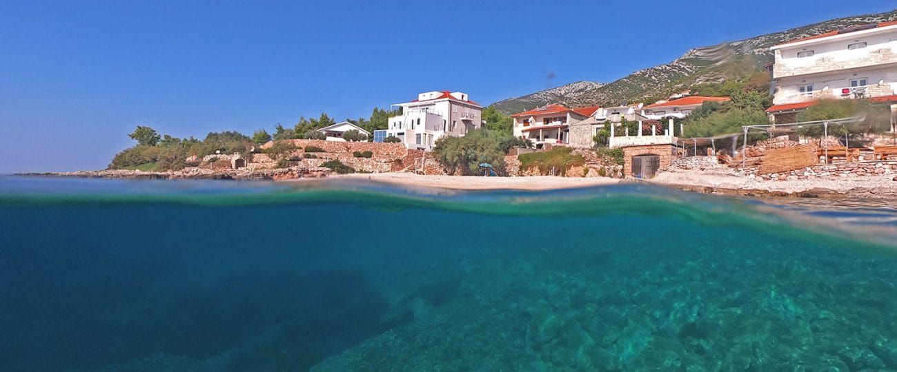 Zavala na Hvaru ponuja mirnejši obraz otoka z razgledom na Šćedro