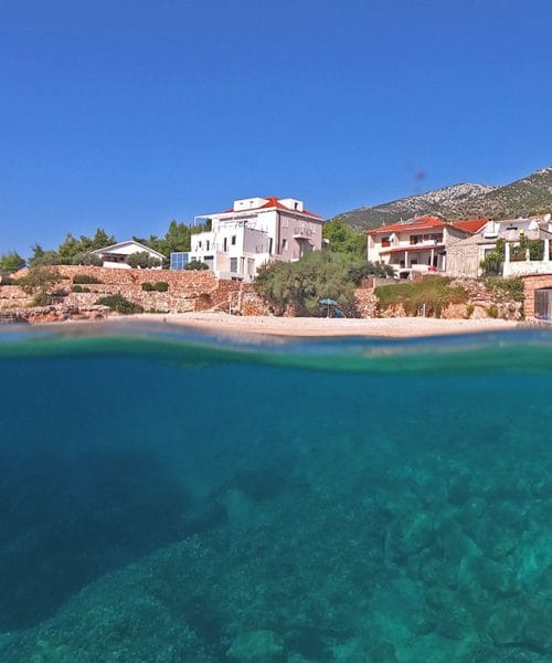 Zavala na Hvaru ponuja mirnejši obraz otoka z razgledom na Šćedro
