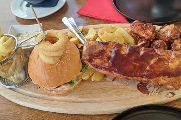 Kaj ponavadi dobite, če v restavraciji naročite BBQ ploščo za dve osebi?