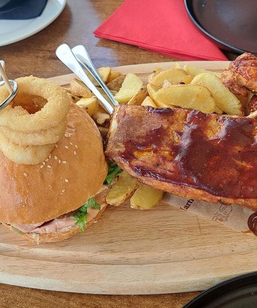 Kaj ponavadi dobite, če v restavraciji naročite BBQ ploščo za dve osebi?