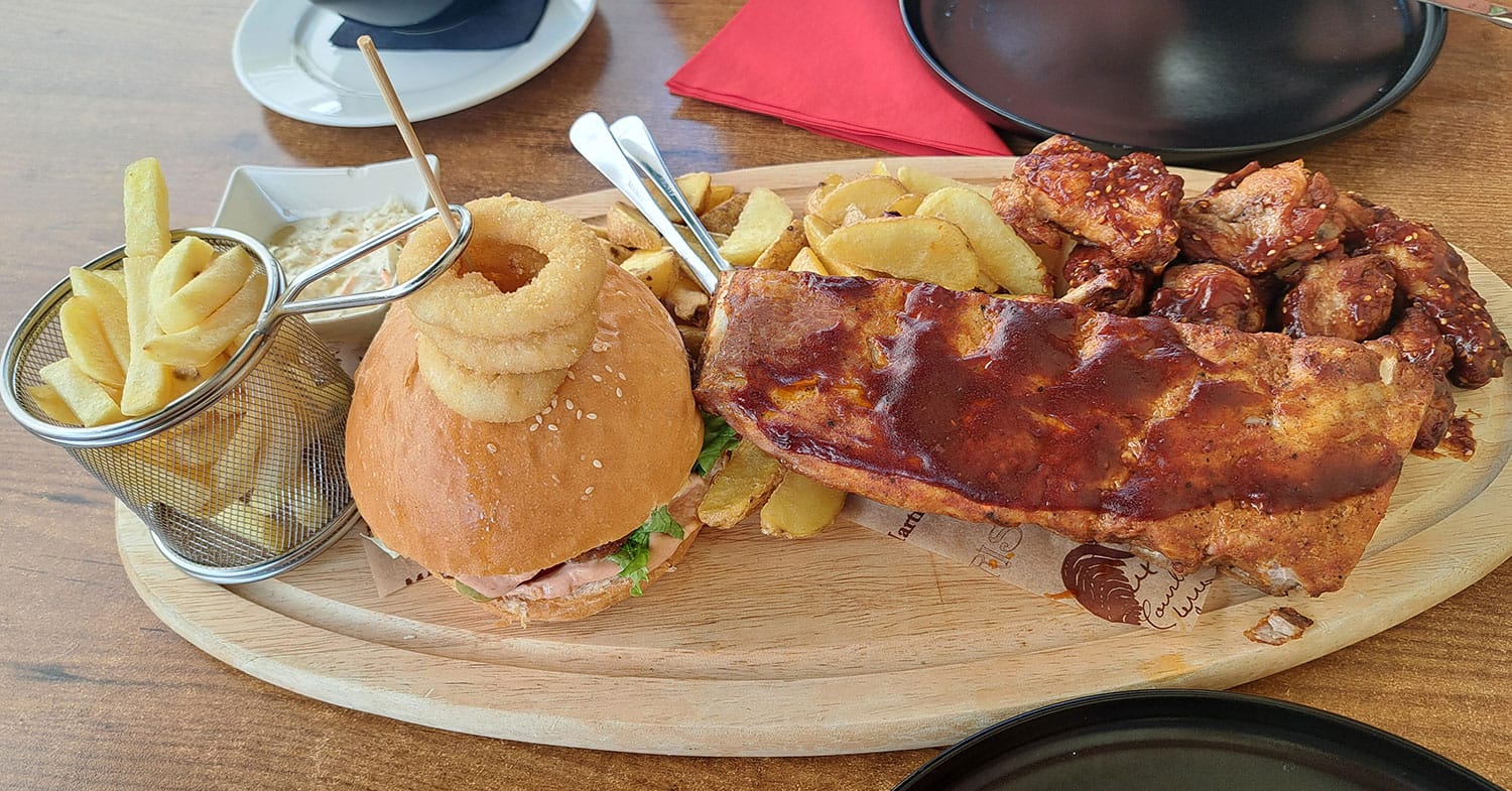 Kaj ponavadi dobite, če v restavraciji naročite BBQ ploščo za dve osebi?