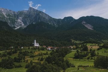 Zjutraj komaj 5 stopinj, popoldne pa občutno topleje – kaj se dogaja z vremenom?
