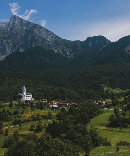 Zjutraj komaj 5 stopinj, popoldne pa občutno topleje – kaj se dogaja z vremenom?