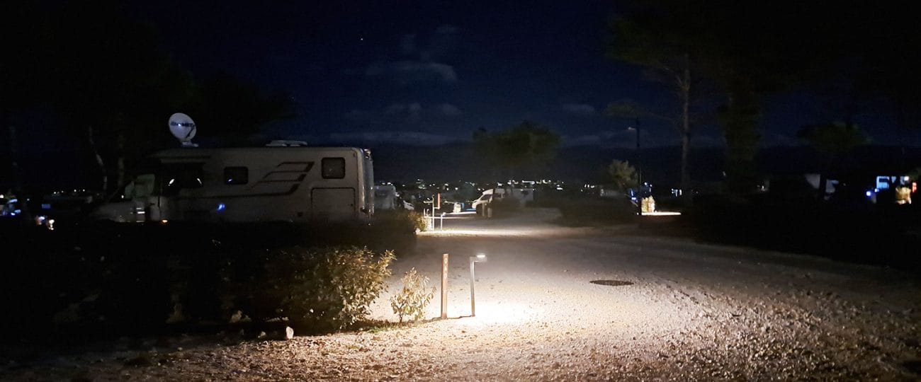 Kako poskrbeti za varnost na kampiranju čez noč? Te stvari naredite še pred spanjem