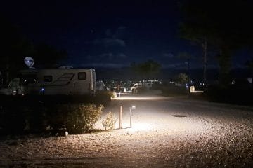 Kako poskrbeti za varnost na kampiranju čez noč? Te stvari naredite še pred spanjem