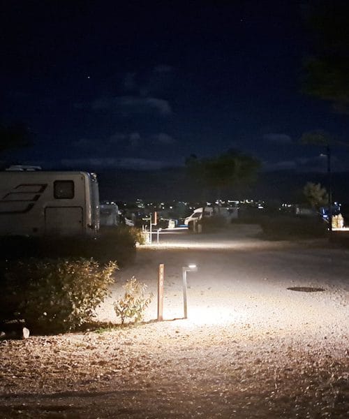 Kako poskrbeti za varnost na kampiranju čez noč? Te stvari naredite še pred spanjem