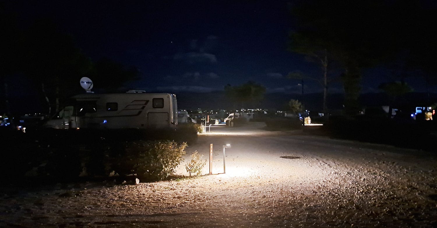 Kako poskrbeti za varnost na kampiranju čez noč? Te stvari naredite še pred spanjem