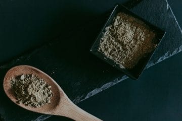 Kaj je kratom, snov z opioidnim učinkom, zaradi katere v ZDA opozarjajo javnost?