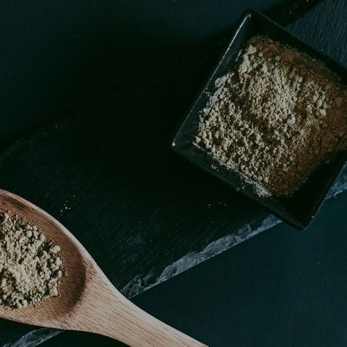 Kaj je kratom, snov z opioidnim učinkom, zaradi katere v ZDA opozarjajo javnost?