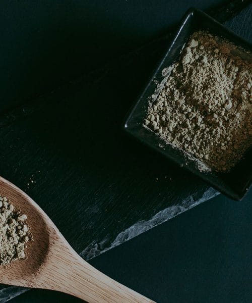 Kaj je kratom, snov z opioidnim učinkom, zaradi katere v ZDA opozarjajo javnost?