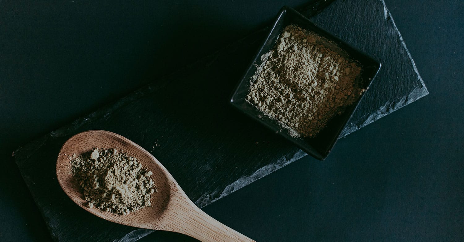 Kaj je kratom, snov z opioidnim učinkom, zaradi katere v ZDA opozarjajo javnost?