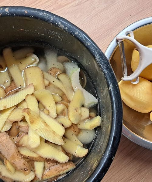 Krompirjeve olupke nekateri zavržejo, drugi jih skuhajo za kokoši. Je to res dobra ideja?