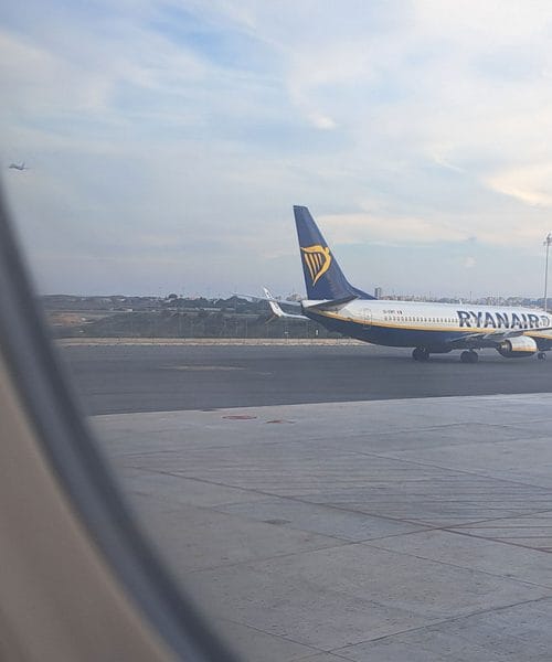 Ryanair spreminja napoved, poceni letalske vozovnice se morda ne bodo več cenile