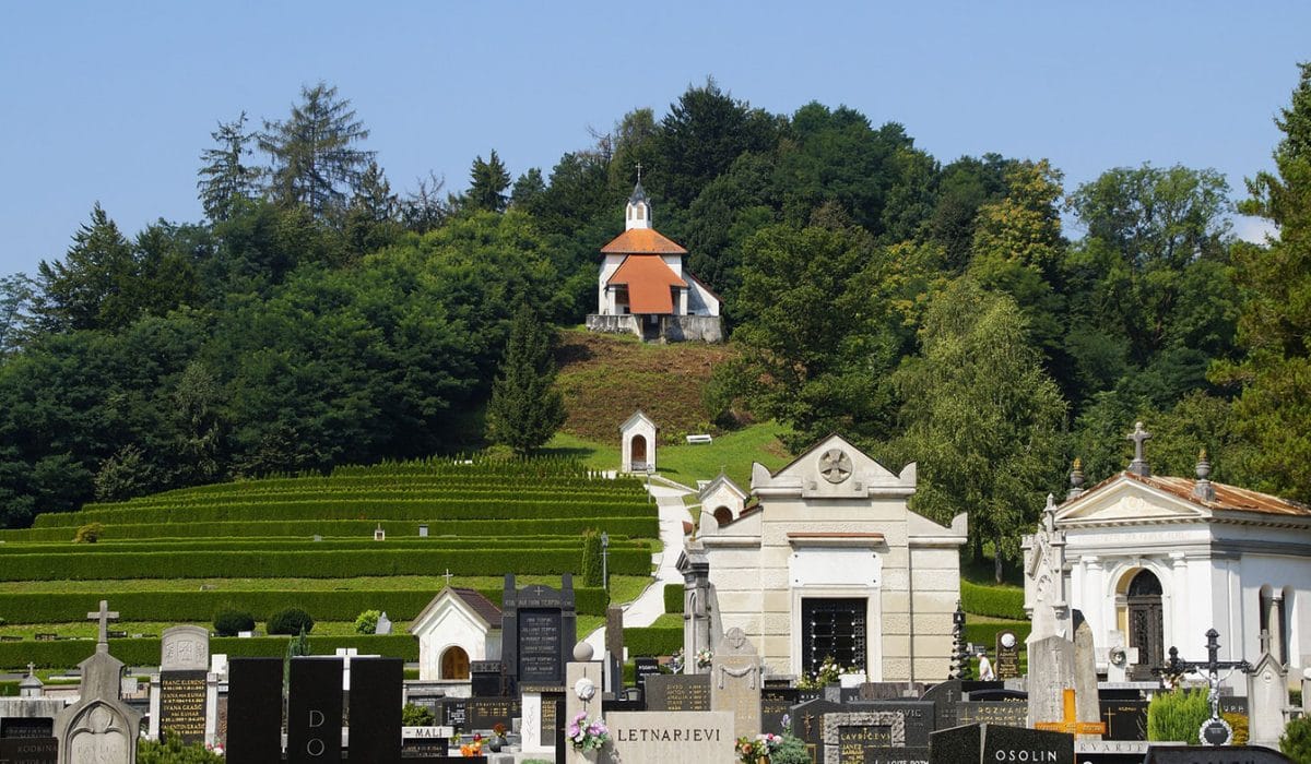 Cerkev nad pokopališčem