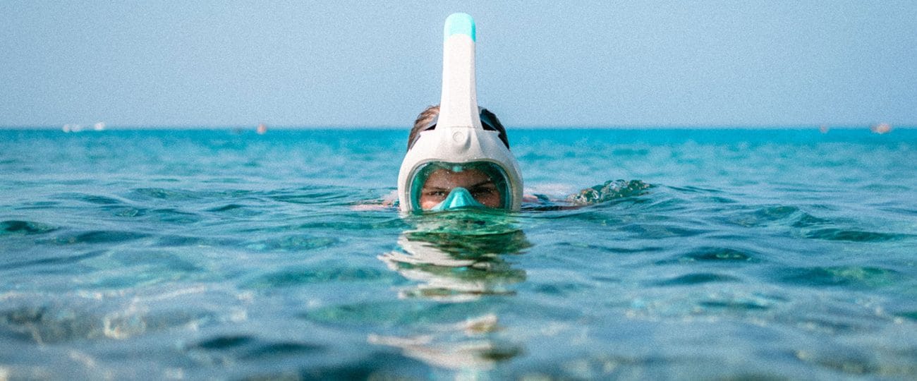 Maske za snorkljanje čez ves obraz vzbujajo vse več pomislekov