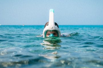 Maske za snorkljanje čez ves obraz vzbujajo vse več pomislekov
