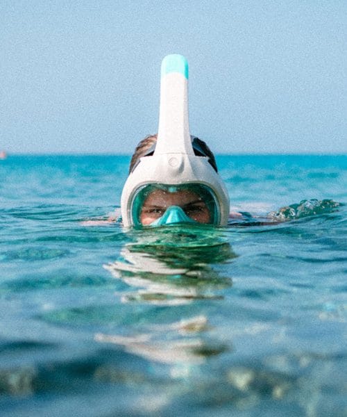 Maske za snorkljanje čez ves obraz vzbujajo vse več pomislekov