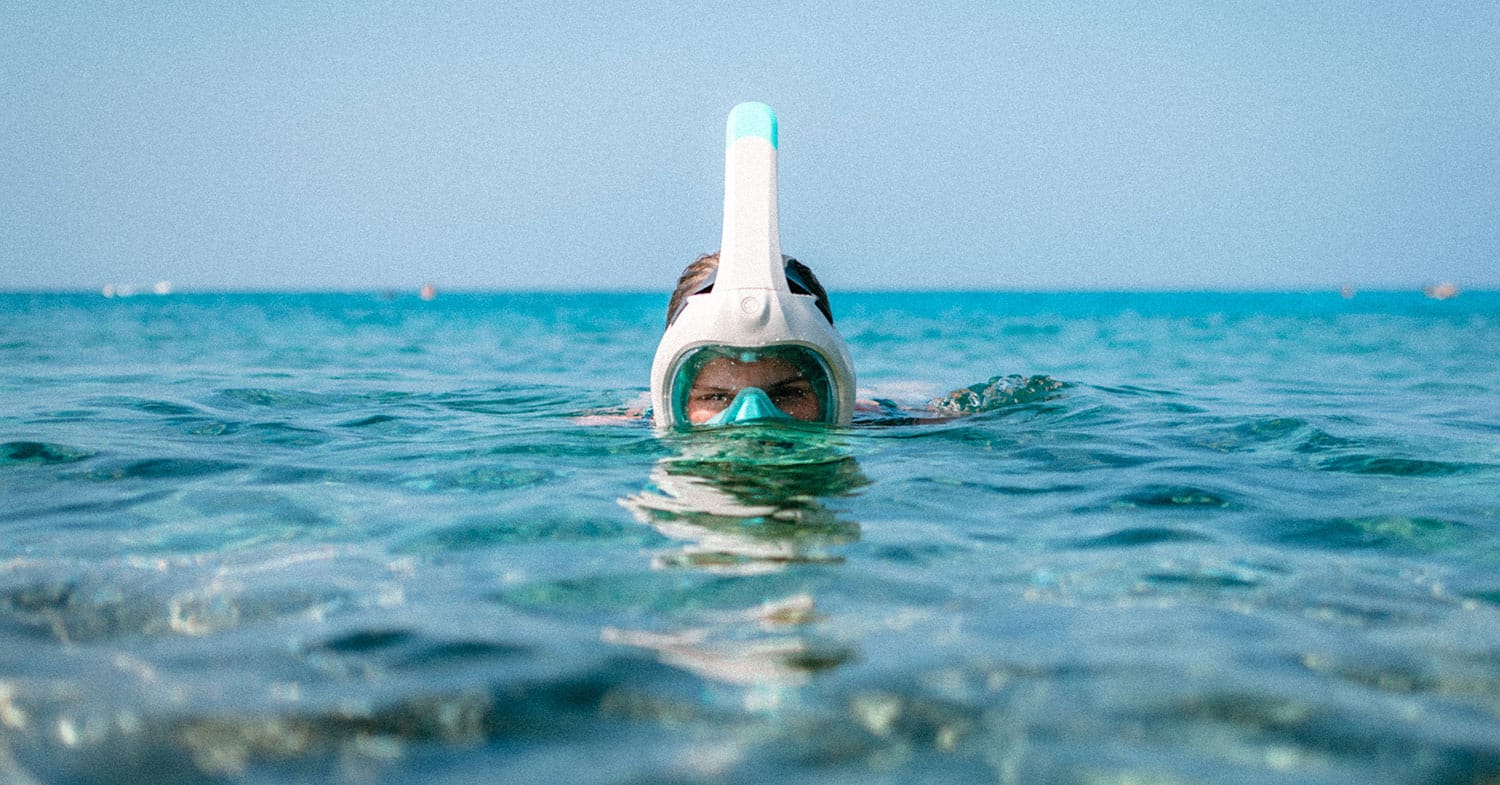 Maske za snorkljanje čez ves obraz vzbujajo vse več pomislekov