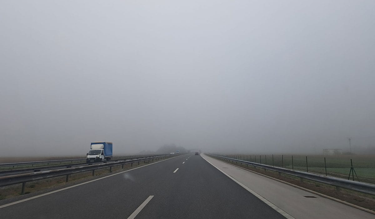 Vožnja po megli na avtocesti