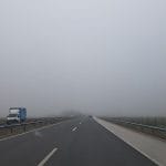 Vožnja po megli na avtocesti