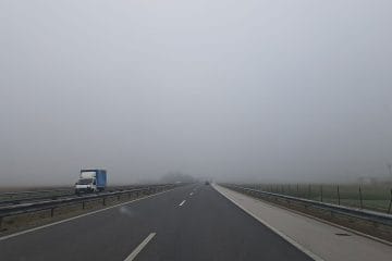 Veste, kako se morate peljati po avtocesti v megli? Pomagajo vam lahko bele oznake