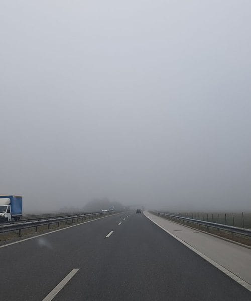 Veste, kako se morate peljati po avtocesti v megli? Pomagajo vam lahko bele oznake