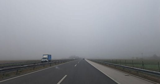 Veste, kako se morate peljati po avtocesti v megli? Pomagajo vam lahko bele oznake