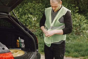 Kaj mora biti vedno v avtomobilu? Preverite obvezno opremo, preden jo zares potrebujete