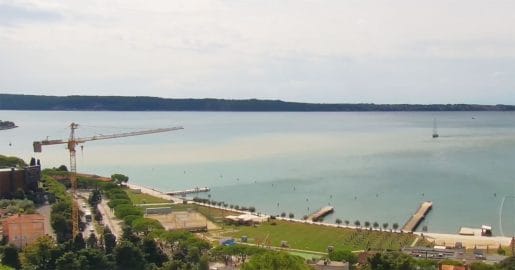 Zakaj se je po obilnih padavinah v slovenski Istri na morju pojavil tak madež?