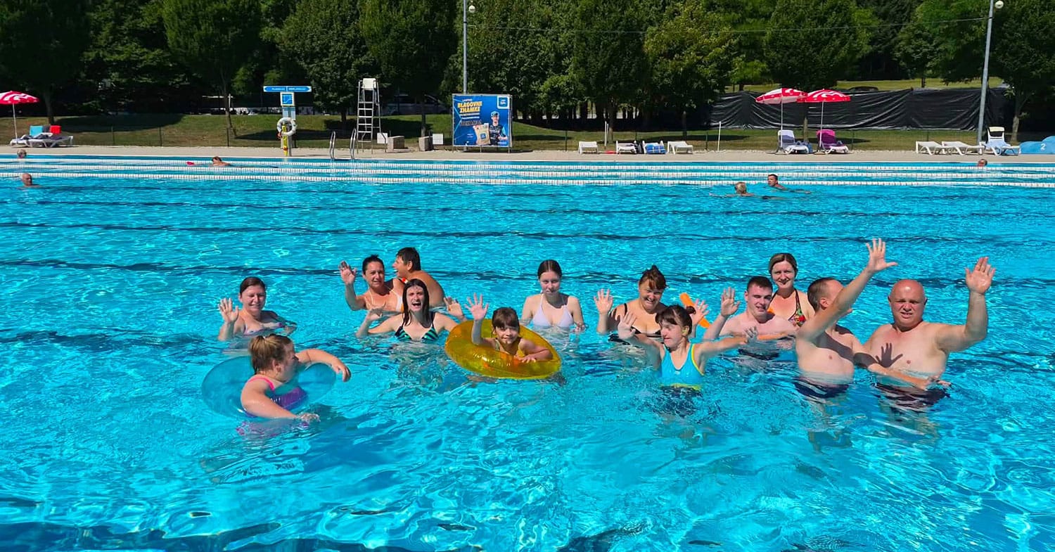 Posavski Sončki so spoznavali tenis in se hladili v Brestanici (FOTO)