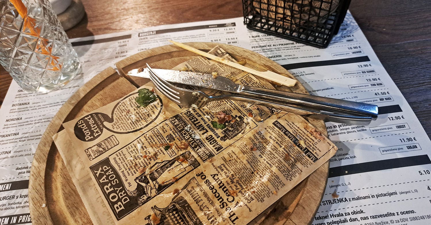 Kaj pomeni postavitev pribora na krožniku? Najpogostejši signali v restavraciji