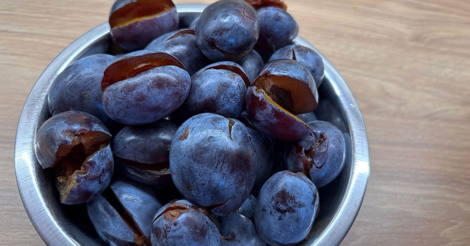 Delali boste slivove cmoke in ste pred dilemo, ali je boljša cela sliva ali polovica?