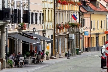 Kdaj moramo ob praznikih izobesiti slovensko zastavo in kdaj jo lahko?