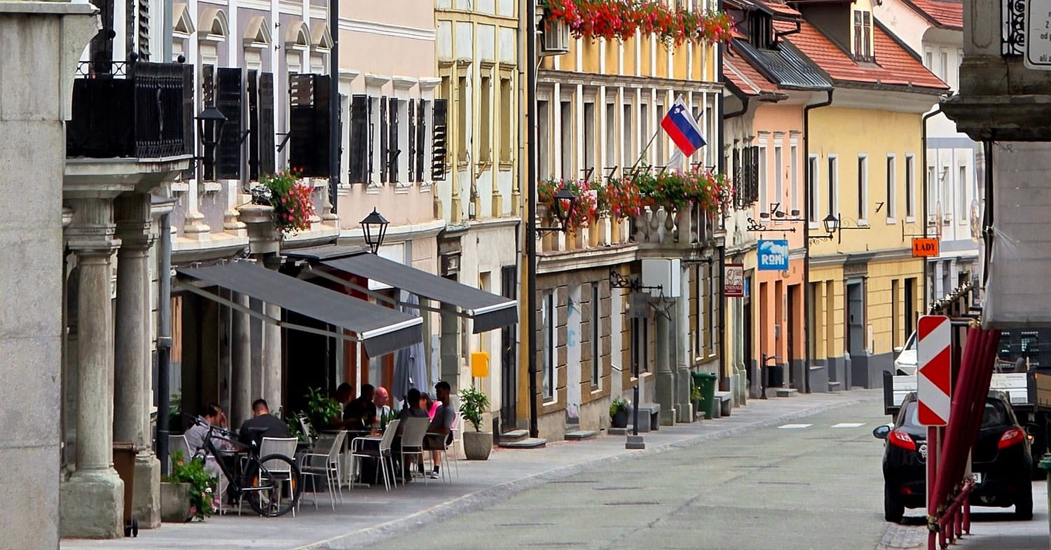Kdaj moramo ob praznikih izobesiti slovensko zastavo in kdaj jo lahko?