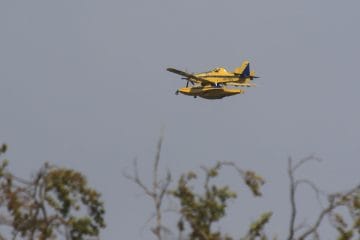 Slovenski Air Tractor lahko v enem naletu odvrže okoli 3.000 litrov vode