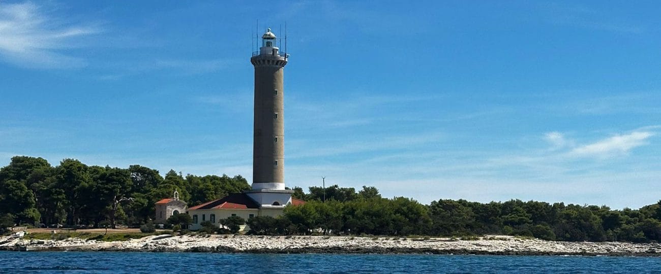 Pet najvišjih svetilnikov na hrvaškem Jadranu, najvišji stoji na Dugem otoku