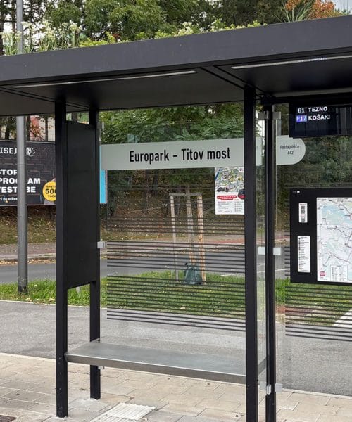 V Mariboru na postajališču pri Europarku po novem nov LED zaslon