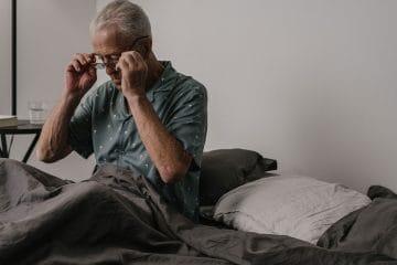Zakaj se po 55. letu ponoči pogosteje zbujamo in kaj lahko naredimo že zvečer