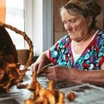 Ženska si ogleduje lisičke, Foto: Pexels