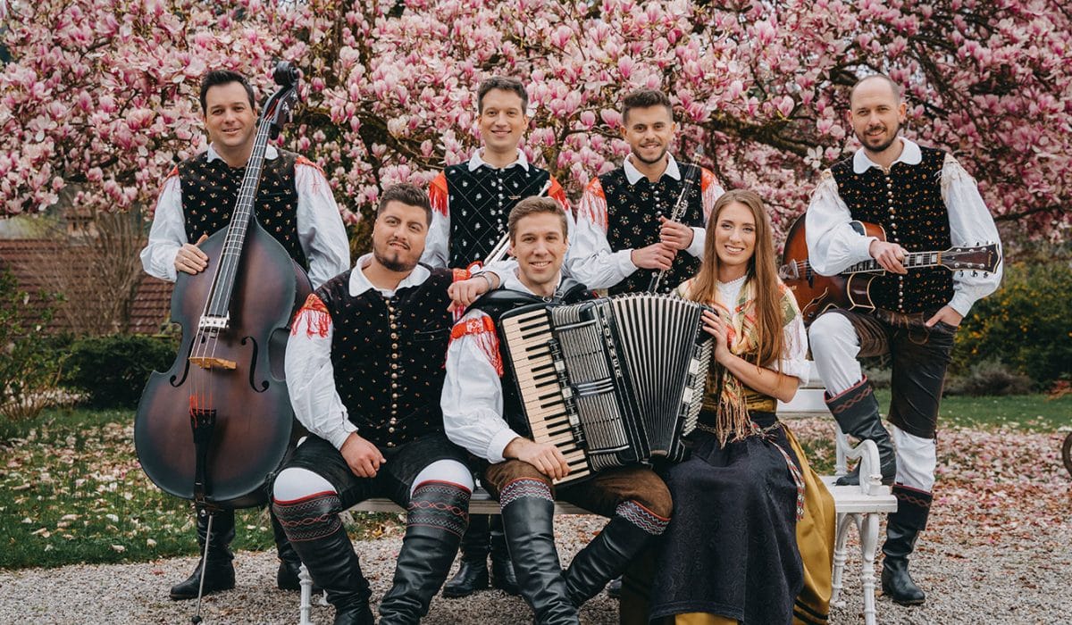 Ansambel Saša Avsenika in pevec Luka Sešek