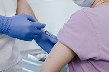 Cepljenje proti gripi se letos začenja pozneje – informacije za starejše od 65 let