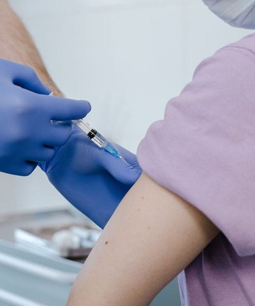 Cepljenje proti gripi se letos začenja pozneje – informacije za starejše od 65 let