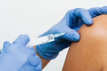 Se po 60. letu splača cepiti proti pasovcu? Komu cepljenje pripada brezplačno?