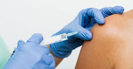 Se po 60. letu splača cepiti proti pasovcu? Komu cepljenje pripada brezplačno?