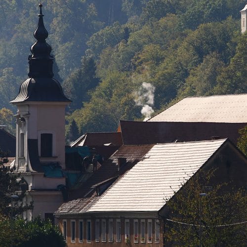 Vas moti dim iz sosedovega dimnika? Niste edini, kažejo rezultati ankete