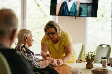 Kdo bo prejel 300 evrov bruto dodatka za zaposlene v dolgotrajni oskrbi?