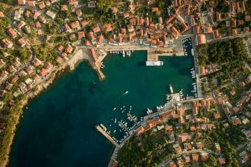 Jelsa na otoku Hvaru je dalmatinski raj s peščenimi plažami, ki ga mnogi spregledajo