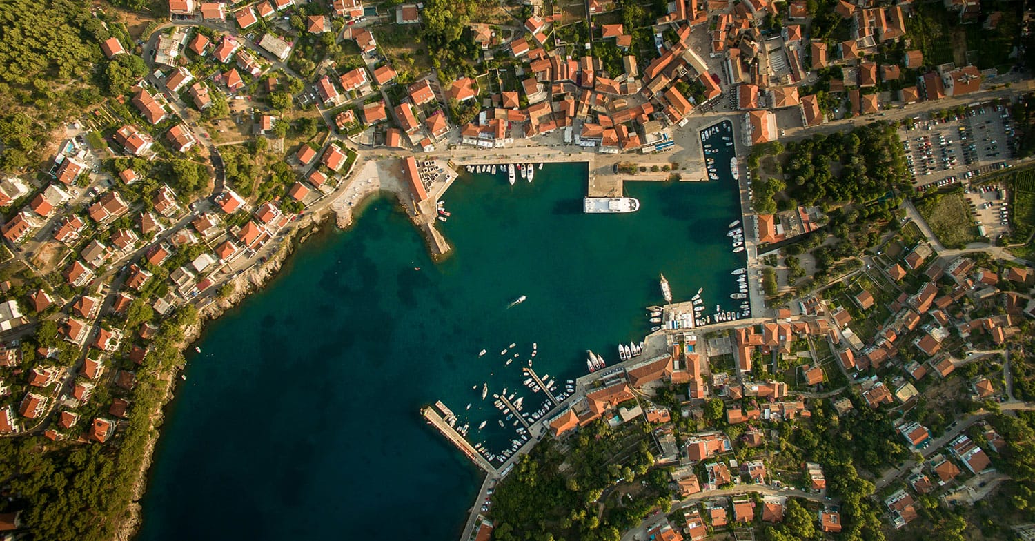 Jelsa na otoku Hvaru je dalmatinski raj s peščenimi plažami, ki ga mnogi spregledajo