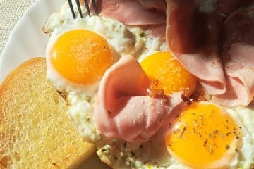 Kdaj soliti jajca na oko? Najbolje šele na krožniku, in to samo rumenjak